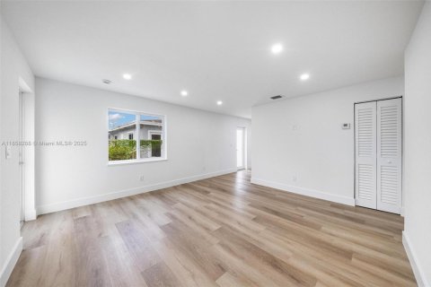 Villa ou maison à vendre à Miami, Floride: 3 chambres, 75.25 m2 № 1882524 - photo 8