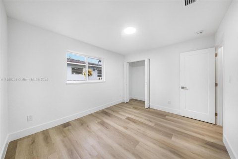 Villa ou maison à vendre à Miami, Floride: 3 chambres, 75.25 m2 № 1882524 - photo 17
