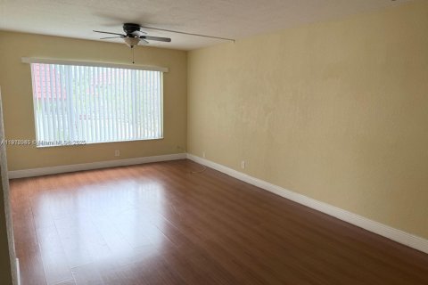 Снять в аренду кондоминиум в Корал-Спрингс, Флорида 2 спальни, 71.26м2, № 1973353 - фото 5