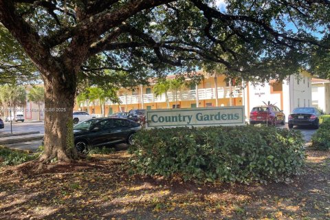 Снять в аренду кондоминиум в Корал-Спрингс, Флорида 2 спальни, 71.26м2, № 1973353 - фото 4