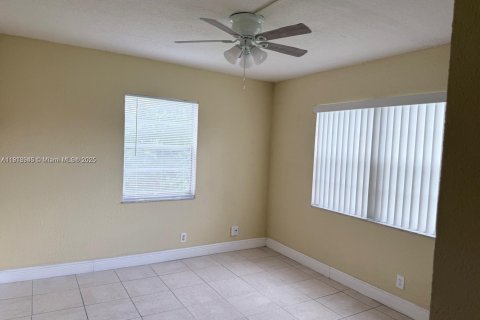 Снять в аренду кондоминиум в Корал-Спрингс, Флорида 2 спальни, 71.26м2, № 1973353 - фото 9