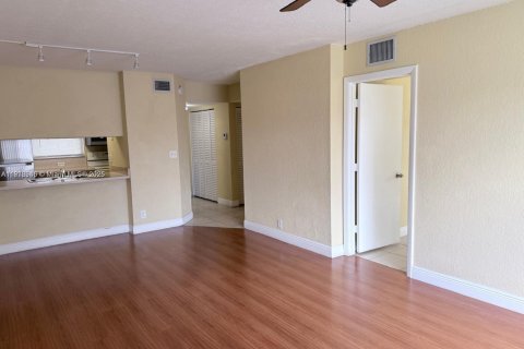 Снять в аренду кондоминиум в Корал-Спрингс, Флорида 2 спальни, 71.26м2, № 1973353 - фото 7