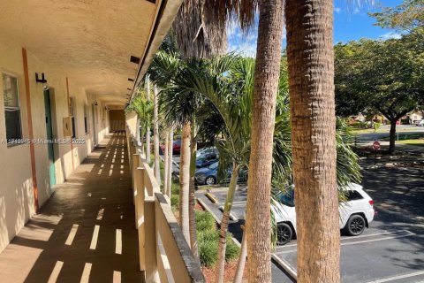 Снять в аренду кондоминиум в Корал-Спрингс, Флорида 2 спальни, 71.26м2, № 1973353 - фото 3