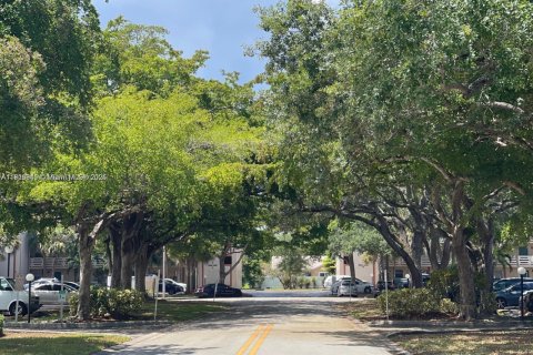 Снять в аренду кондоминиум в Корал-Спрингс, Флорида 2 спальни, 71.26м2, № 1973353 - фото 2