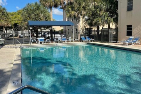 Снять в аренду кондоминиум в Корал-Спрингс, Флорида 2 спальни, 71.26м2, № 1973353 - фото 1