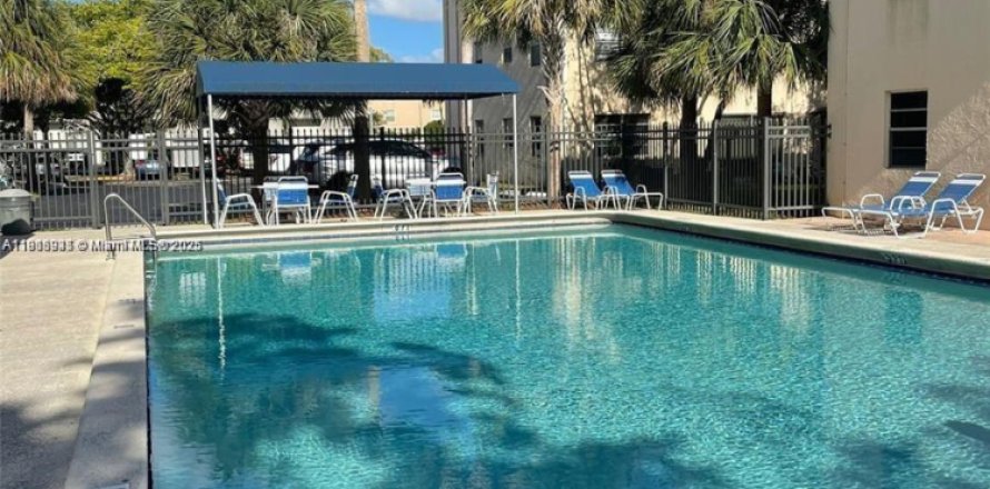 Кондоминиум с 2 спальнями в Корал-Спрингс, Флорида № 1973353