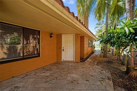 House in Deerfield Beach, Florida 3 bedrooms, 116.5 sq.m. № 1888157 - photo 3