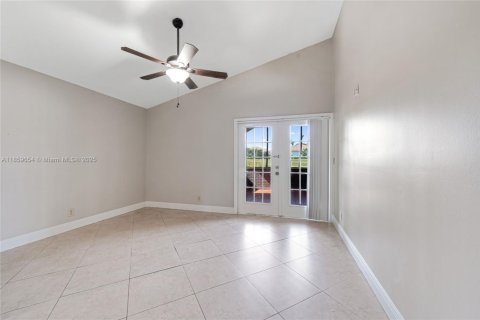House in Deerfield Beach, Florida 3 bedrooms, 116.5 sq.m. № 1888157 - photo 12