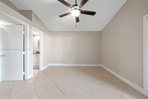 House in Deerfield Beach, Florida 3 bedrooms, 116.5 sq.m. № 1888157 - photo 13