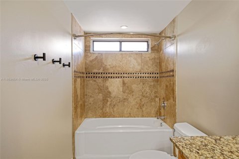 House in Deerfield Beach, Florida 3 bedrooms, 116.5 sq.m. № 1888157 - photo 22