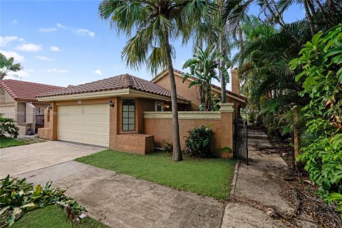 House in Deerfield Beach, Florida 3 bedrooms, 116.5 sq.m. № 1888157 - photo 1