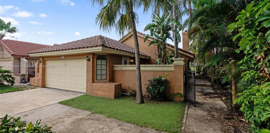 House in Deerfield Beach, Florida 3 bedrooms, 116.5 sq.m. № 1888157