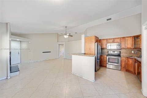 House in Deerfield Beach, Florida 3 bedrooms, 116.5 sq.m. № 1888157 - photo 7