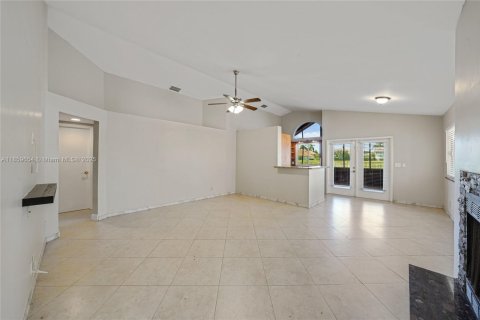 House in Deerfield Beach, Florida 3 bedrooms, 116.5 sq.m. № 1888157 - photo 6