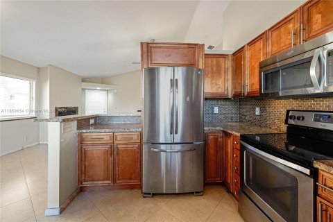 House in Deerfield Beach, Florida 3 bedrooms, 116.5 sq.m. № 1888157 - photo 10
