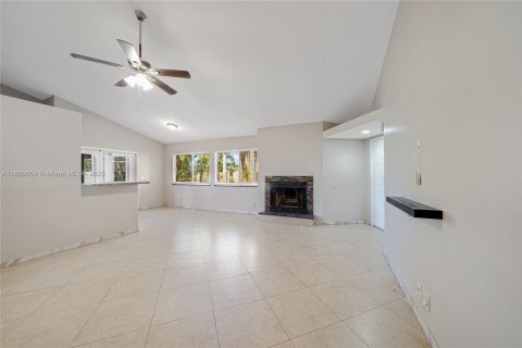House in Deerfield Beach, Florida 3 bedrooms, 116.5 sq.m. № 1888157 - photo 5