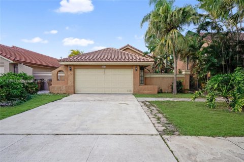 House in Deerfield Beach, Florida 3 bedrooms, 116.5 sq.m. № 1888157 - photo 2