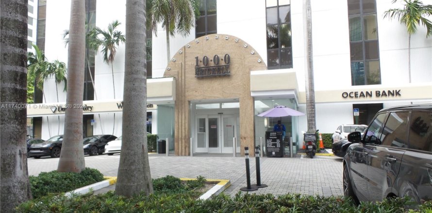 Commercial property in Miami, Florida № 1709763