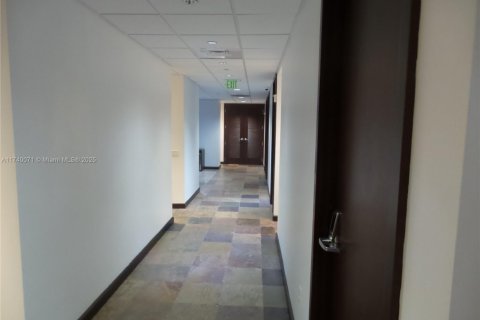 Commercial property in Miami, Florida № 1709763 - photo 16