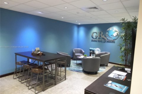 Commercial property in Miami, Florida № 1709763 - photo 9