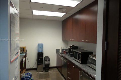 Commercial property in Miami, Florida № 1709763 - photo 13