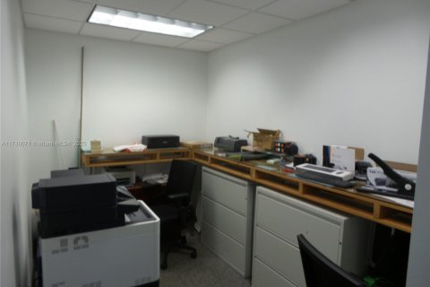 Commercial property in Miami, Florida № 1709763 - photo 17
