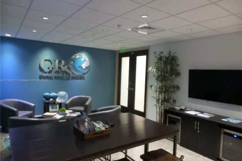 Commercial property in Miami, Florida № 1709763 - photo 8