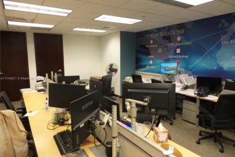 Commercial property in Miami, Florida № 1709763 - photo 12