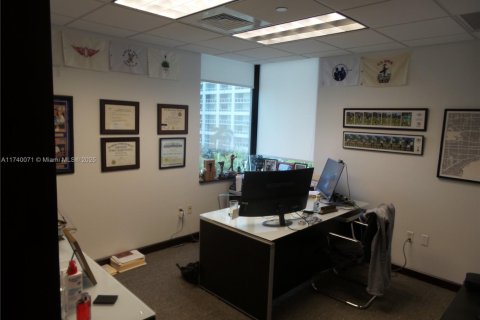 Commercial property in Miami, Florida № 1709763 - photo 14