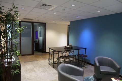 Commercial property in Miami, Florida № 1709763 - photo 10