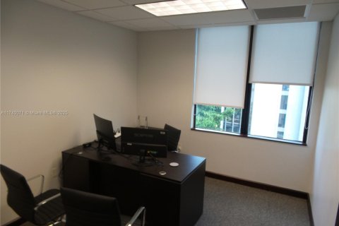 Commercial property in Miami, Florida № 1709763 - photo 15