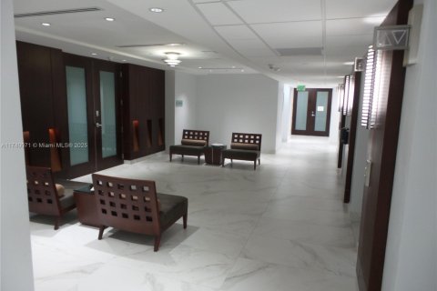 Commercial property in Miami, Florida № 1709763 - photo 4
