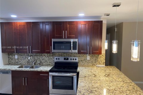 Villa ou maison à louer à Fort Lauderdale, Floride: 3 chambres, 99.03 m2 № 2075197 - photo 2