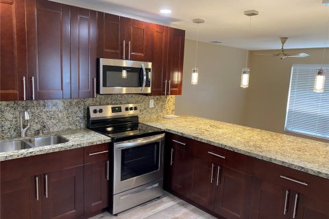 Villa ou maison à louer à Fort Lauderdale, Floride: 3 chambres, 99.03 m2 № 2075197 - photo 3