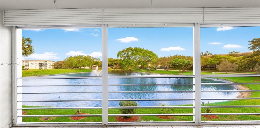 Condo in Coconut Creek, Florida, 2 bedrooms  № 2052974
