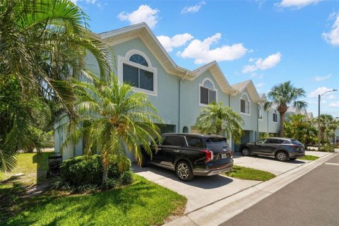 Townhouse in Indian Rocks Beach, Florida 2 bedrooms, 136.1 sq.m. № 1750873 - photo 2