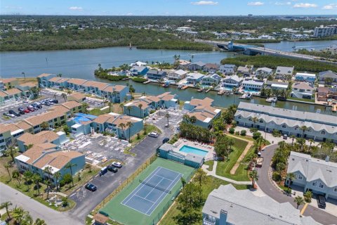 Townhouse in Indian Rocks Beach, Florida 2 bedrooms, 136.1 sq.m. № 1750873 - photo 15
