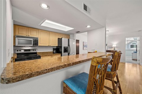 Townhouse in Indian Rocks Beach, Florida 2 bedrooms, 136.1 sq.m. № 1750873 - photo 9