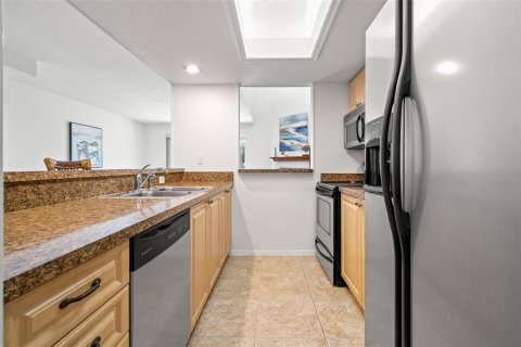 Townhouse in Indian Rocks Beach, Florida 2 bedrooms, 136.1 sq.m. № 1750873 - photo 8