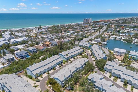 Townhouse in Indian Rocks Beach, Florida 2 bedrooms, 136.1 sq.m. № 1750873 - photo 22