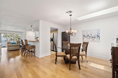 Townhouse in Indian Rocks Beach, Florida 2 bedrooms, 136.1 sq.m. № 1750873 - photo 16