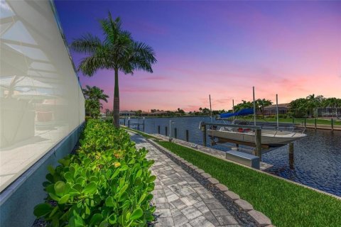House in Punta Gorda, Florida 3 bedrooms, 210.7 sq.m. № 2210916 - photo 30