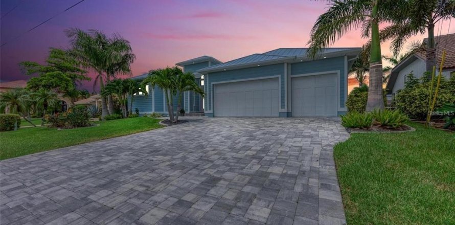 House in Punta Gorda, Florida 3 bedrooms, 210.7 sq.m. № 2210916