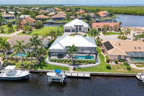 House in Punta Gorda, Florida 3 bedrooms, 210.7 sq.m. № 2210916 - photo 2