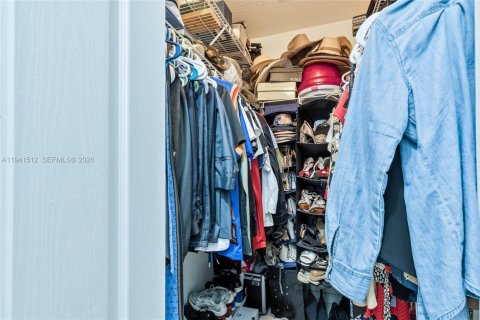 House in Miami, Florida 3 bedrooms, 139.26 sq.m. № 2000048 - photo 19