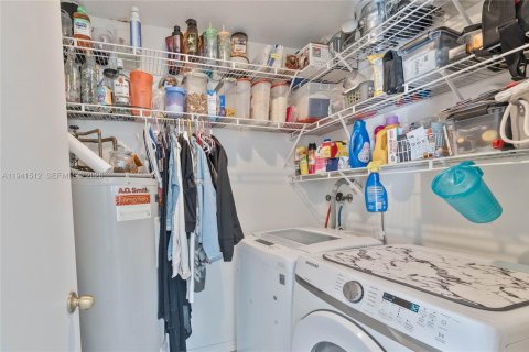 House in Miami, Florida 3 bedrooms, 139.26 sq.m. № 2000048 - photo 10