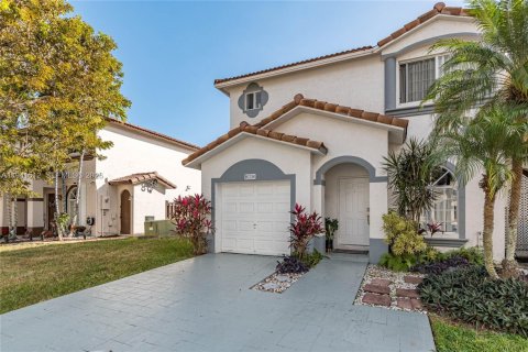 House in Miami, Florida 3 bedrooms, 139.26 sq.m. № 2000048