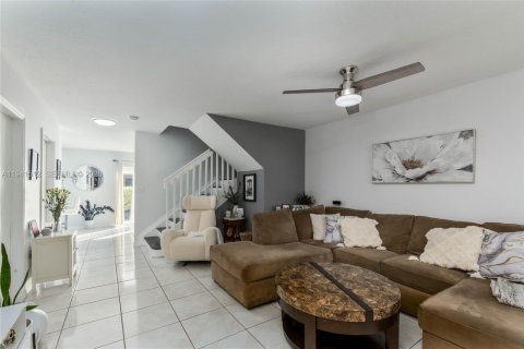 House in Miami, Florida 3 bedrooms, 139.26 sq.m. № 2000048 - photo 3