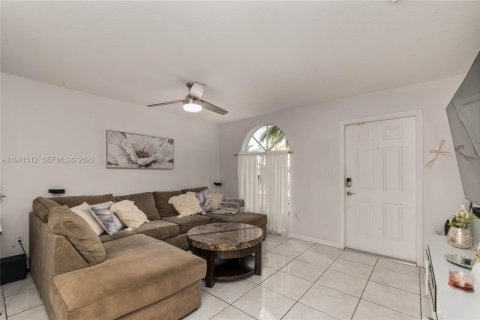 House in Miami, Florida 3 bedrooms, 139.26 sq.m. № 2000048 - photo 4
