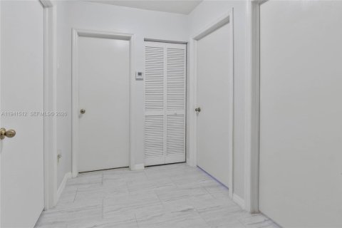 House in Miami, Florida 3 bedrooms, 139.26 sq.m. № 2000048 - photo 17